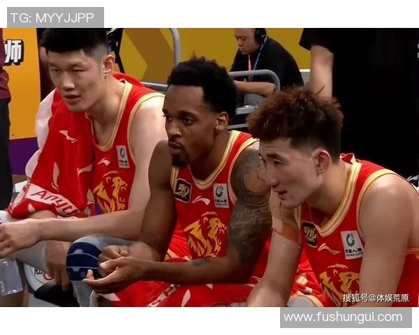 篮球场惊现UFC场面，张昊抱摔胡金秋引孙铭徽激烈反应