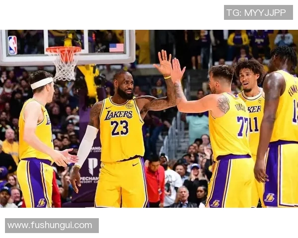 将帅合！湖人发布赢球海报：詹姆斯和雷迪克击掌瞬间成为封面